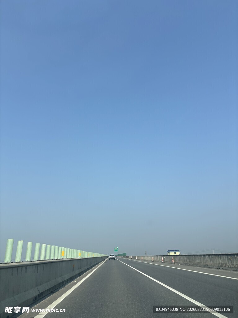 宽阔公路伸向远方