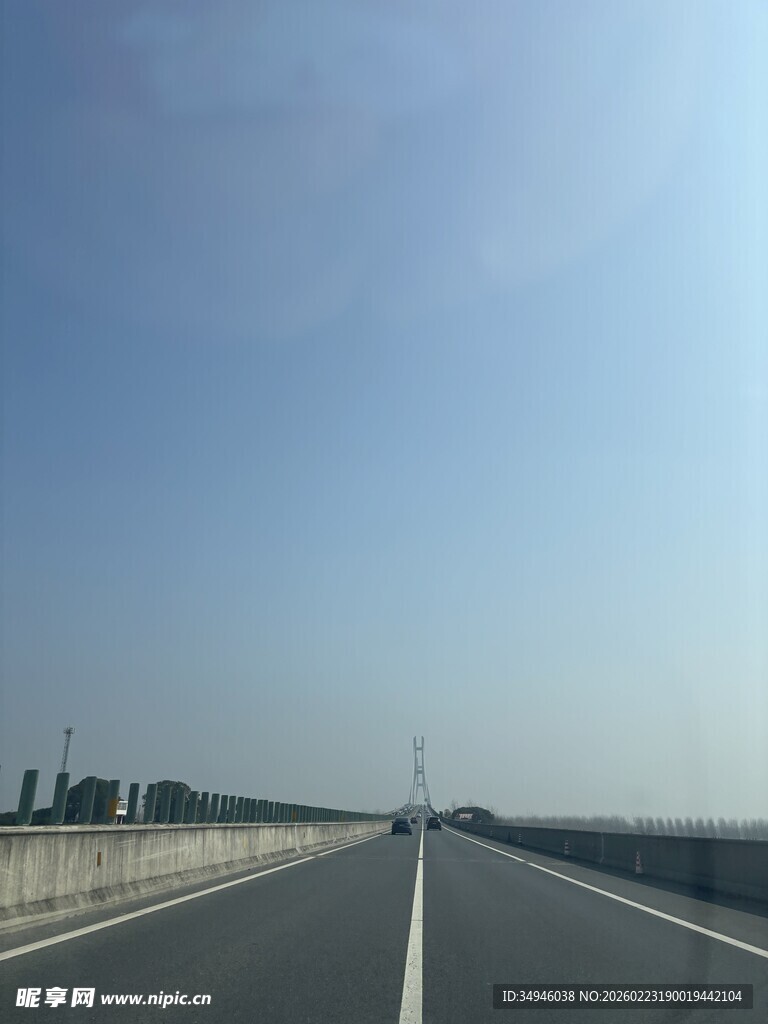 宽阔公路伸向远方