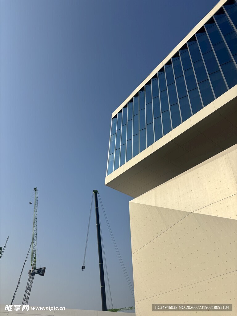 现代建筑与远处塔吊景观