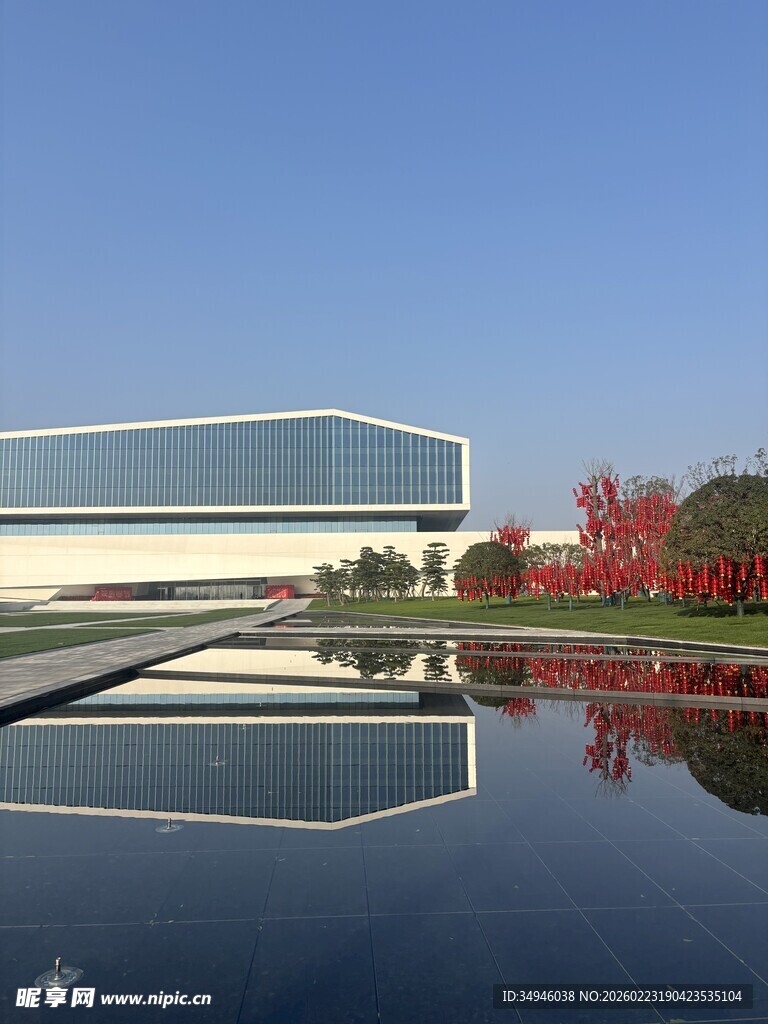 现代建筑与水景相映成趣