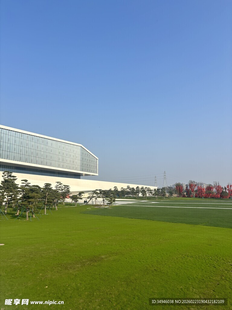 现代建筑旁的开阔绿地