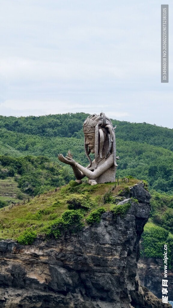 悬崖边的奇特雕塑