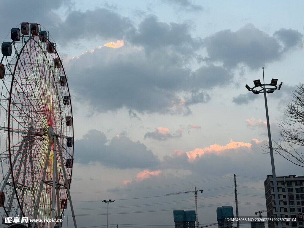 黄昏下的摩天轮美景