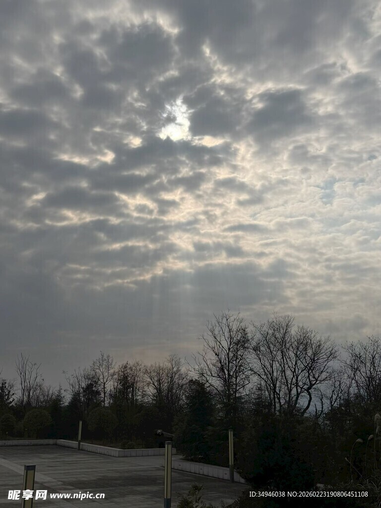 阴云笼罩下的开阔景致