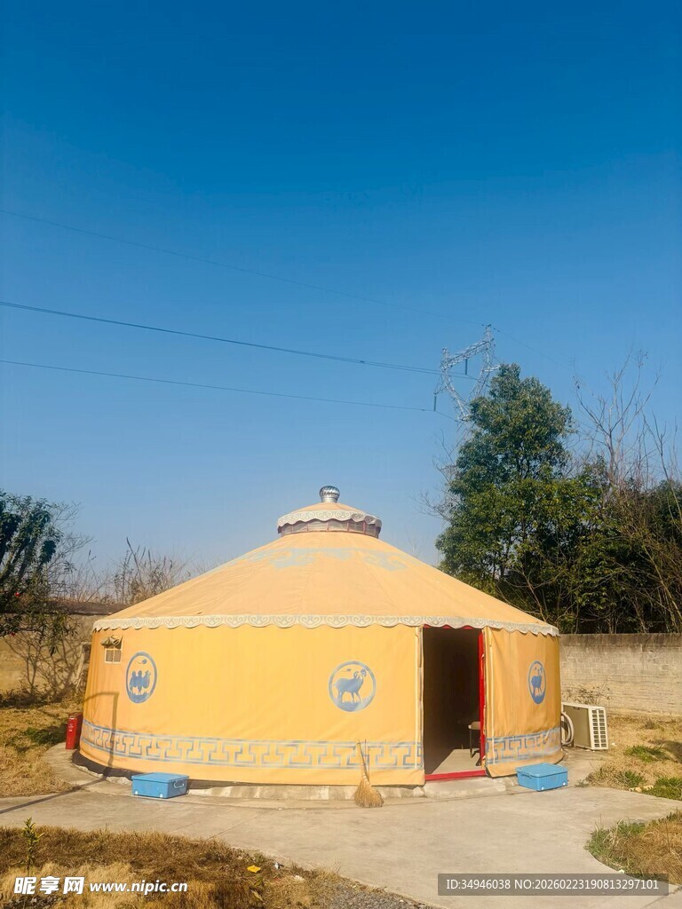 草原上的黄色蒙古包