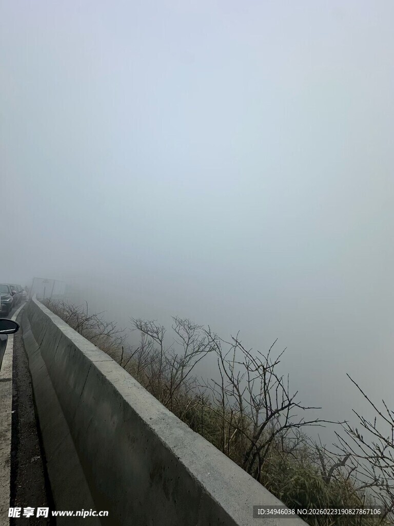 雾中观景台景象