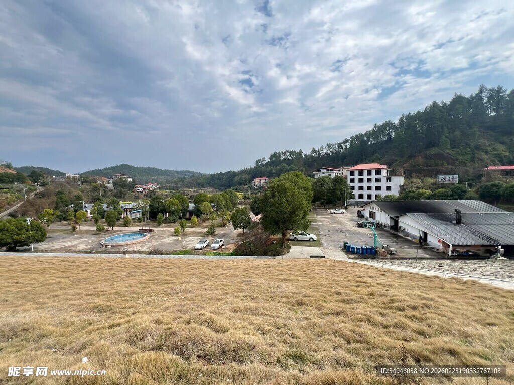 郊外开阔风景带建筑