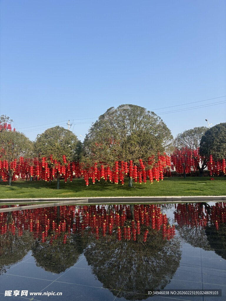 湖畔红装树木倒影美景
