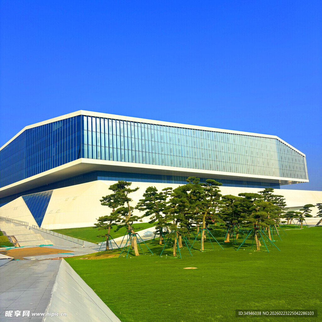 现代风格建筑与绿地景观