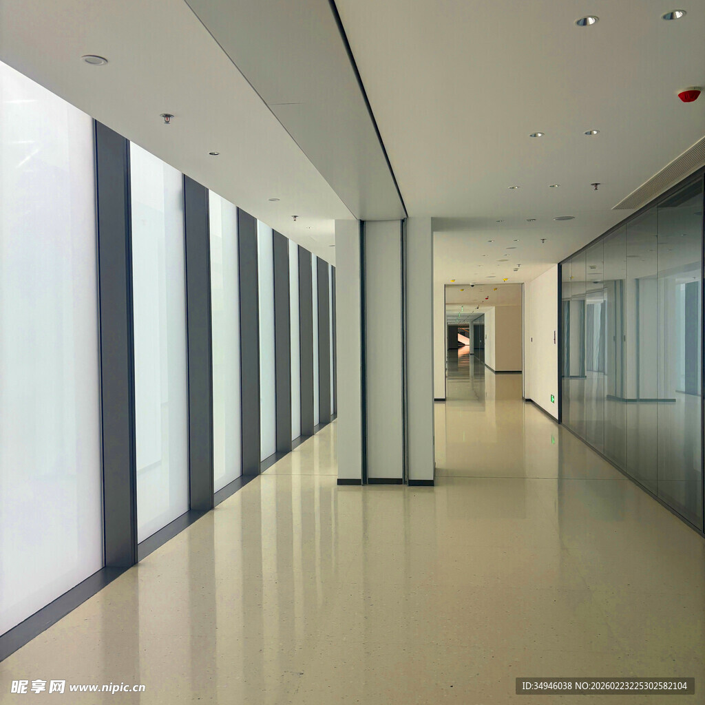 现代简约风格的宽敞走廊