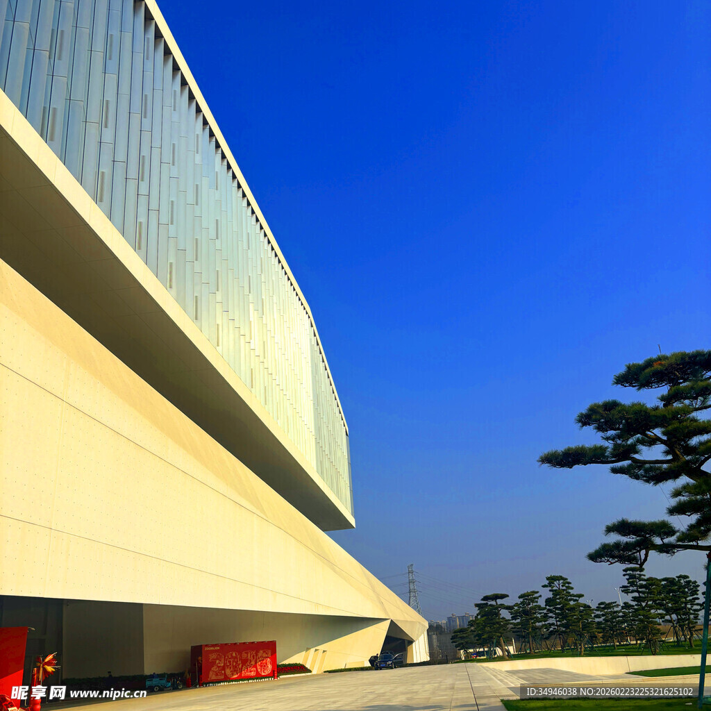 现代建筑与绿植景观