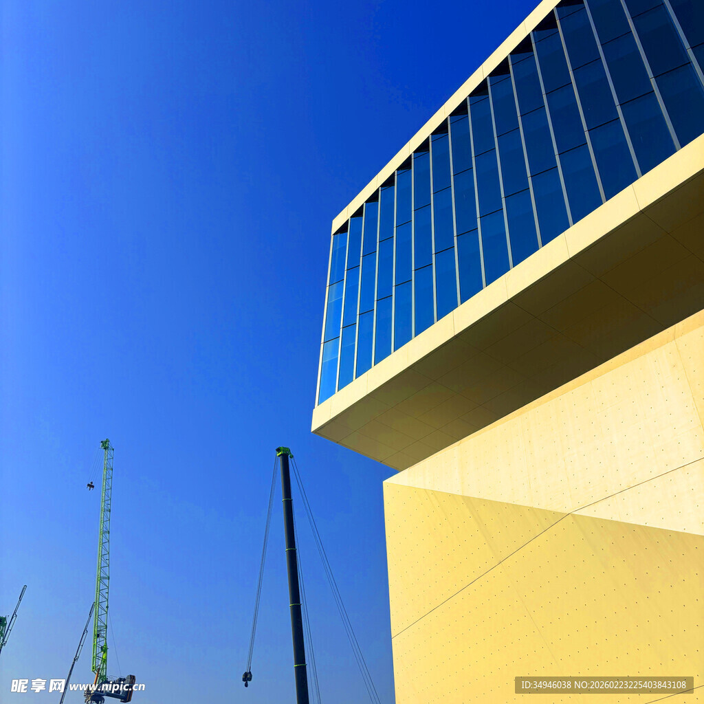 现代建筑与蓝天相映景致