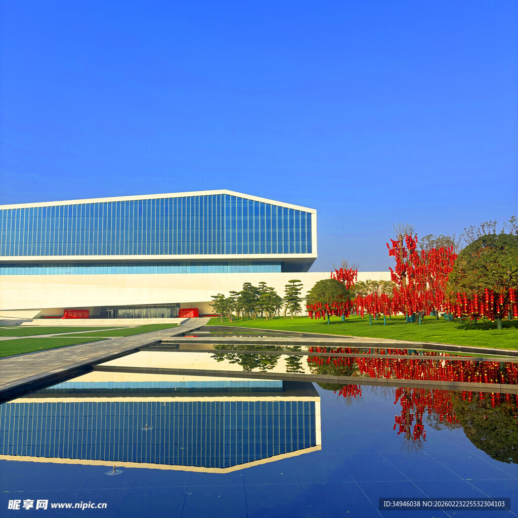 现代建筑与秋色水面景观