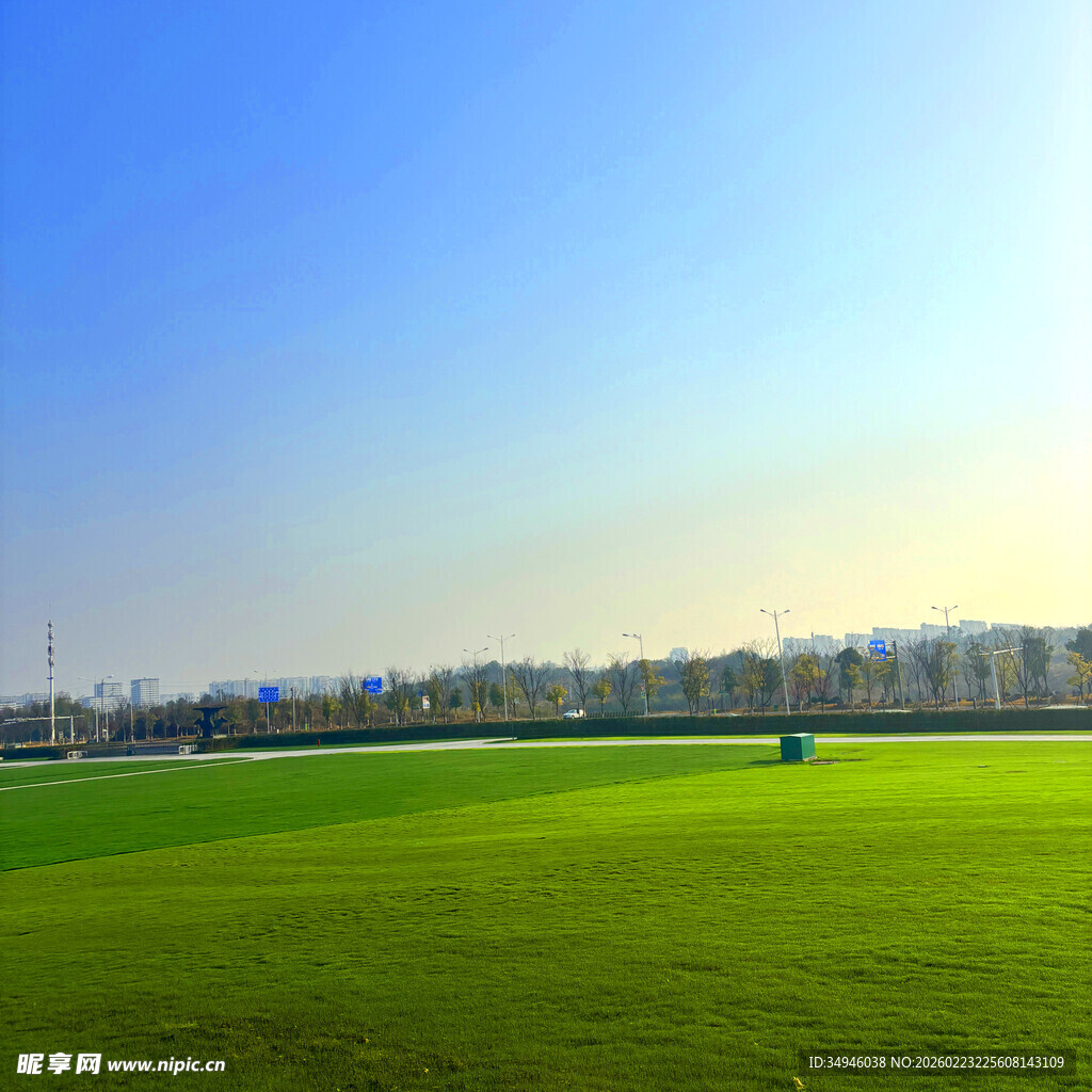 广阔绿茵场