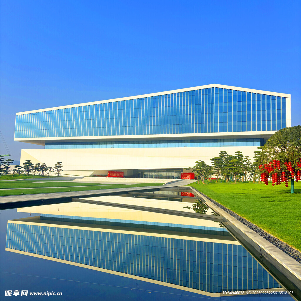 现代玻璃建筑与周边景观