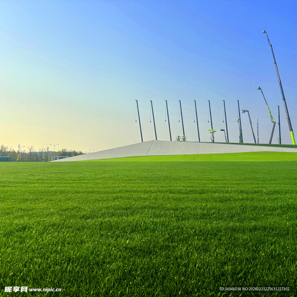 广袤绿草地与远处风车