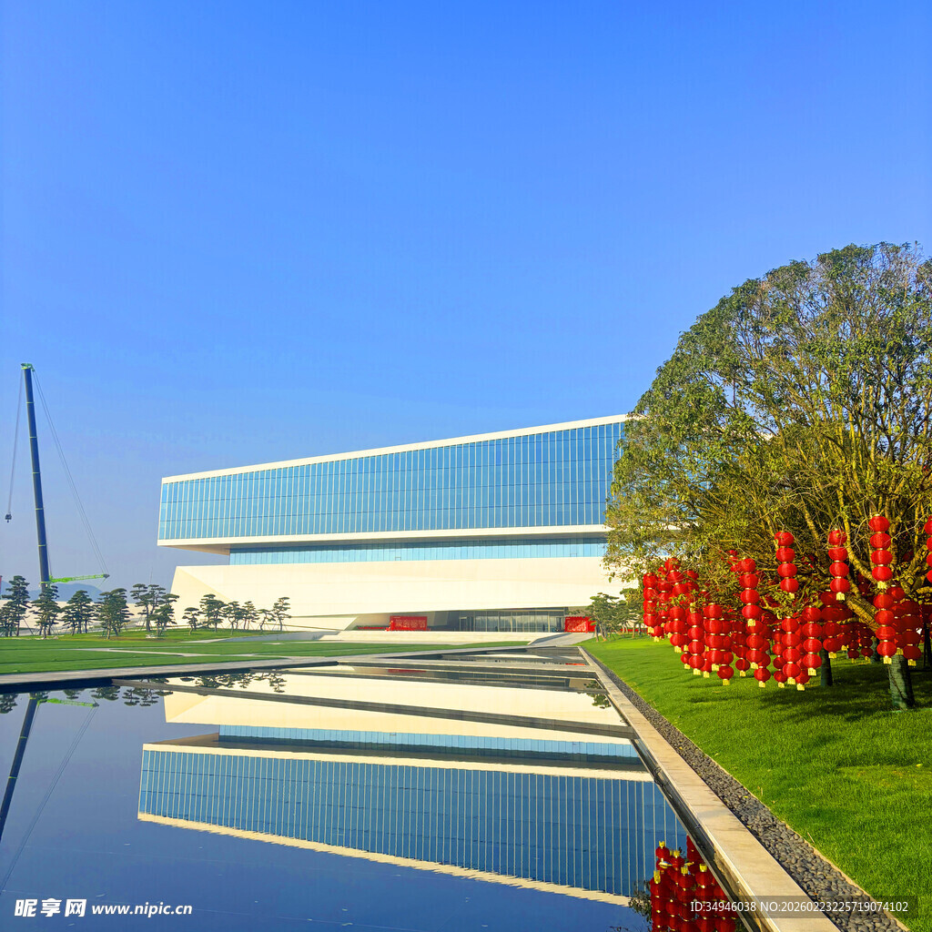 现代建筑旁的绿植与红饰