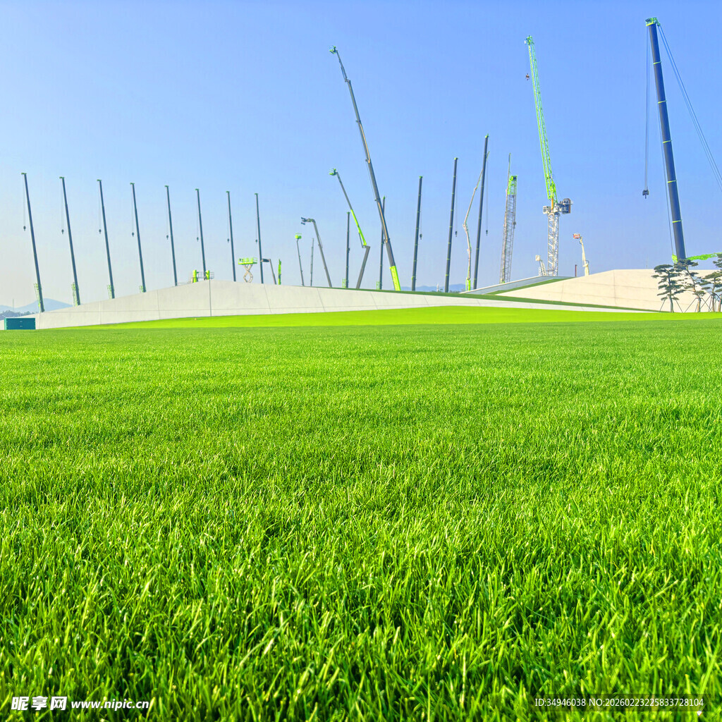 翠绿草坪与远处林立设施