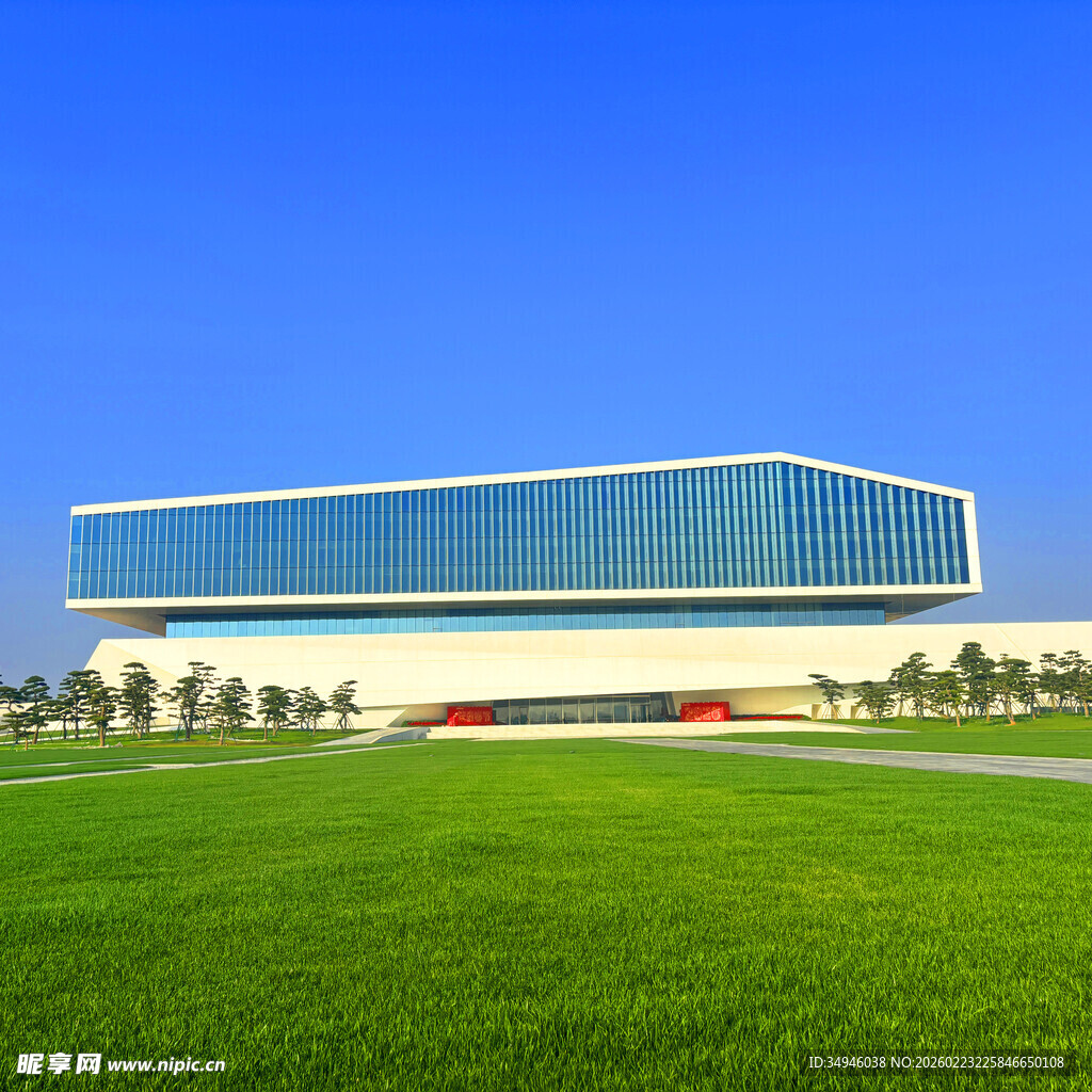 现代建筑前的大片绿地