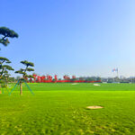 翠绿草坪上的高尔夫景观