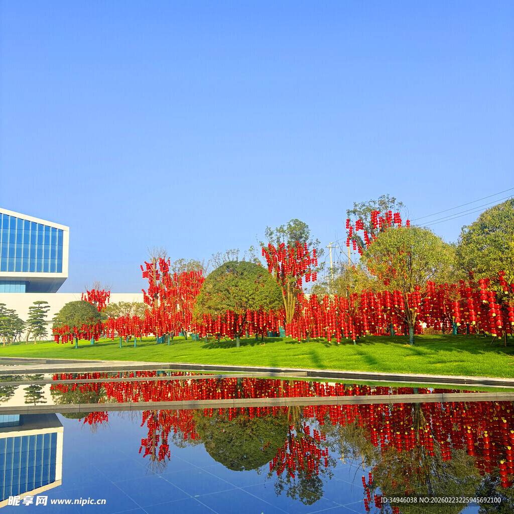 湖畔红树映蓝天美景