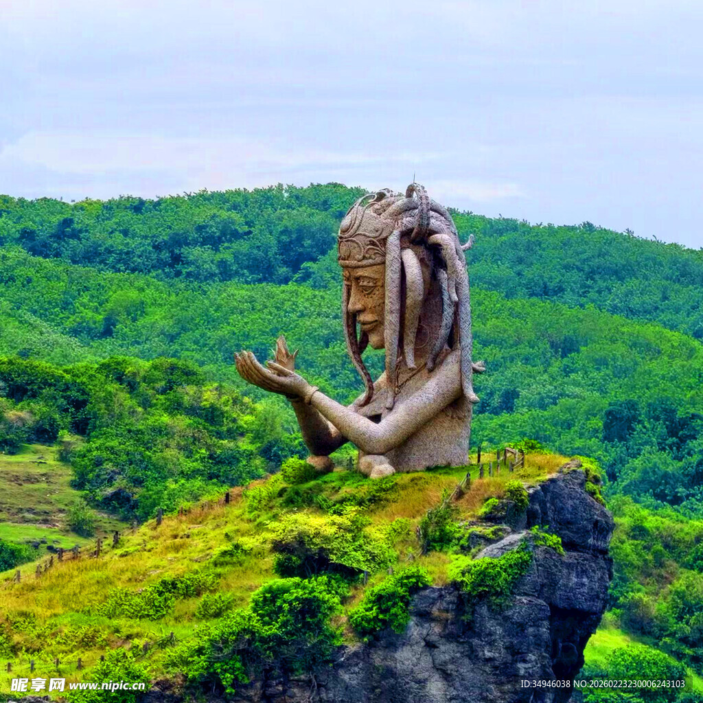 悬崖边的恐龙骨架景观