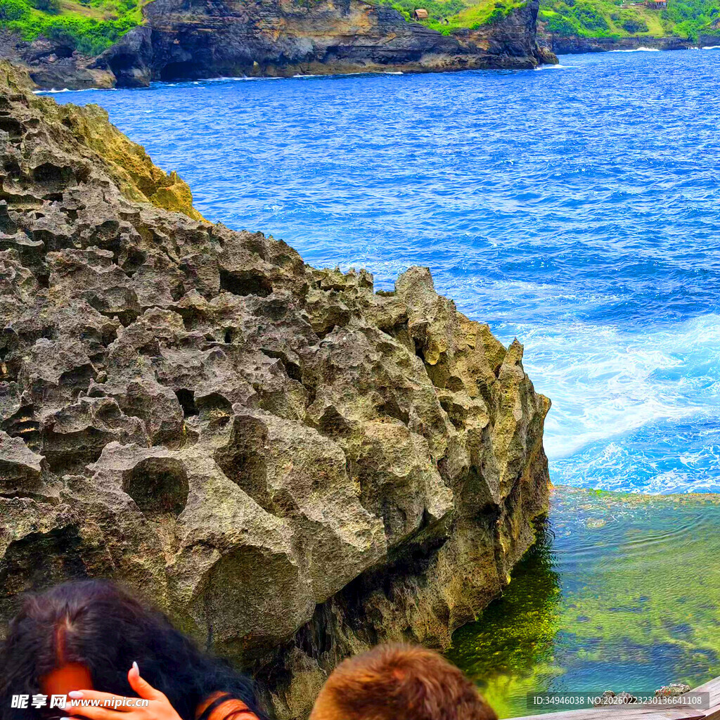 海岸边的嶙峋岩石与海水