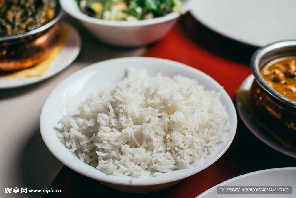 一碗白米饭搭配多样菜肴