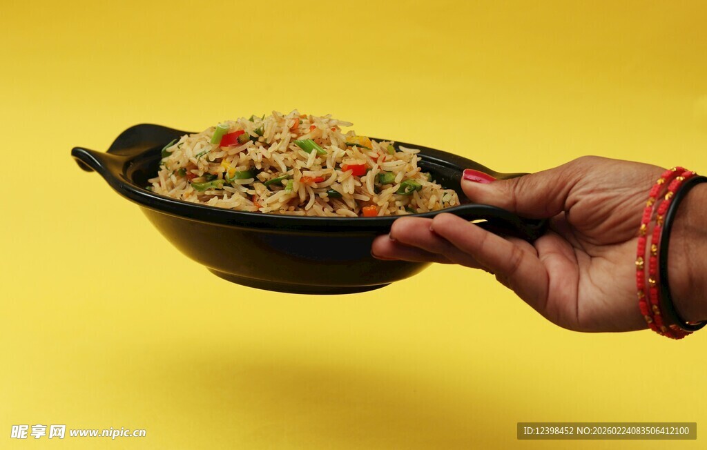 手托美食碗