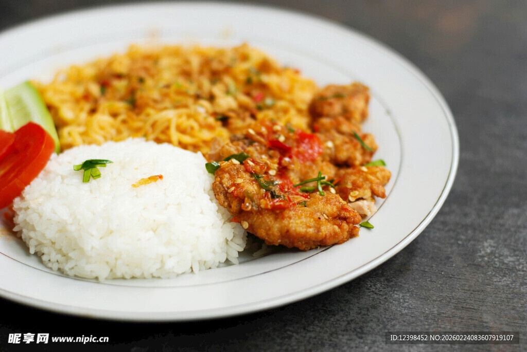 香嫩鸡肉配炒饭套餐