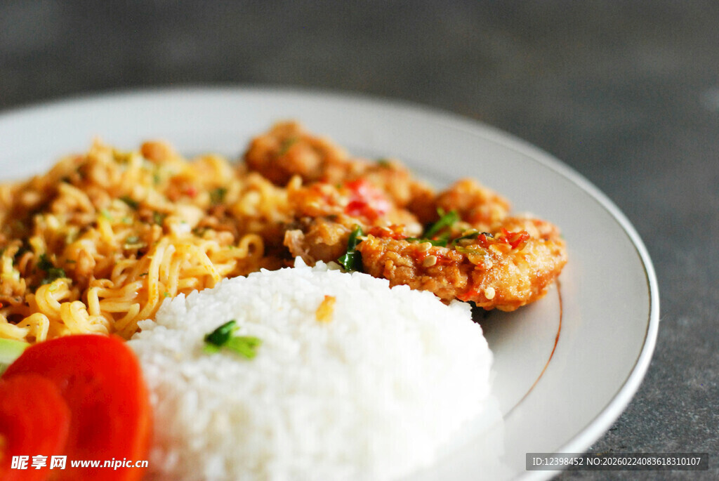 虾仁炒饭配米饭和蔬菜