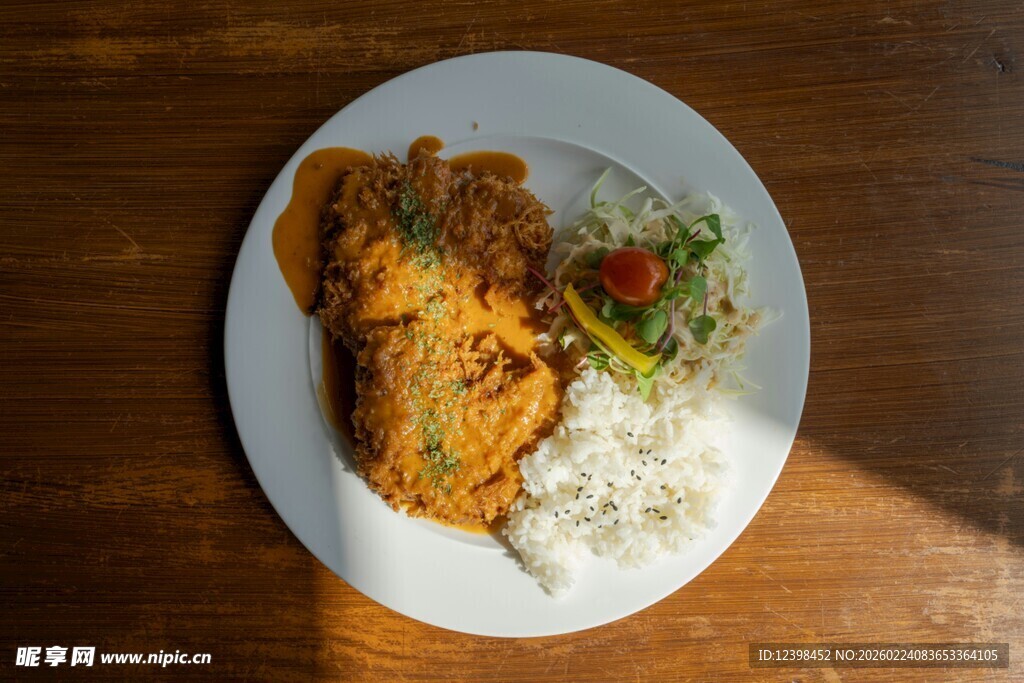 美味咖喱饭搭配新鲜蔬菜