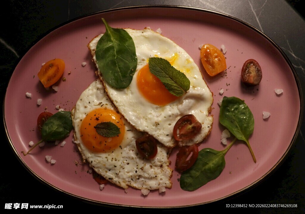 粉色盘中的美味煎蛋摆盘