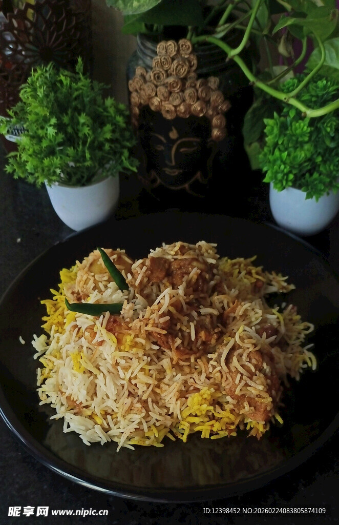 美味炒饭搭配清新绿植