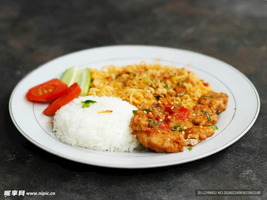 美味炒饭配米饭与蔬菜