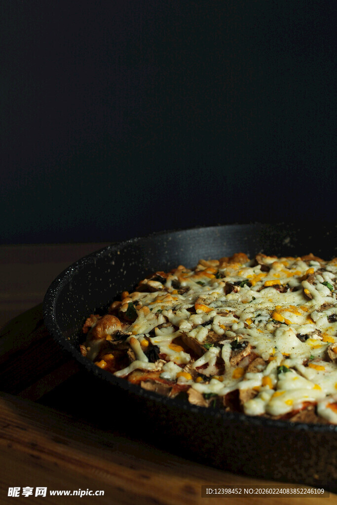 铸铁锅中的美味披萨