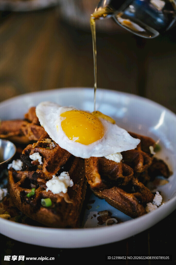 美味盖饭浇汁瞬间