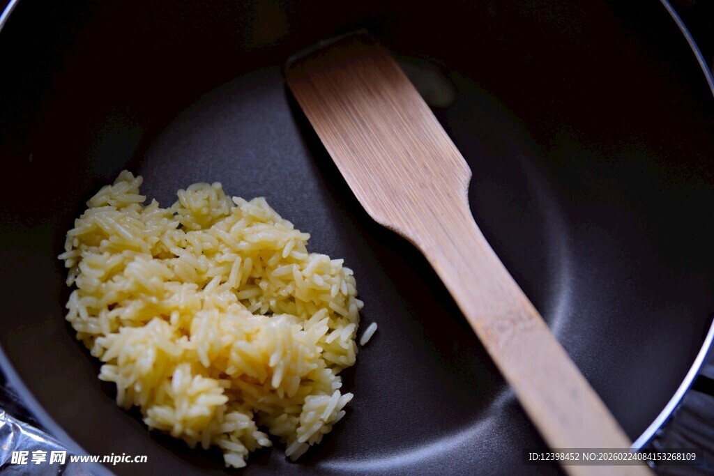 锅中炒制的黄色食物