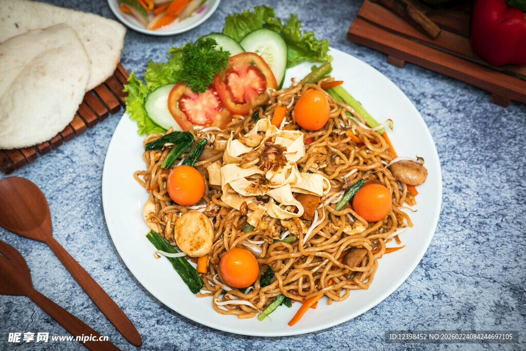 美味炒面搭配新鲜蔬菜