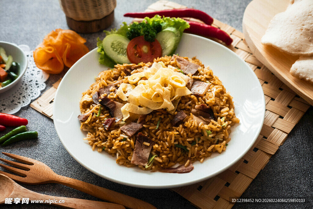 美味印尼炒饭搭配多样配菜
