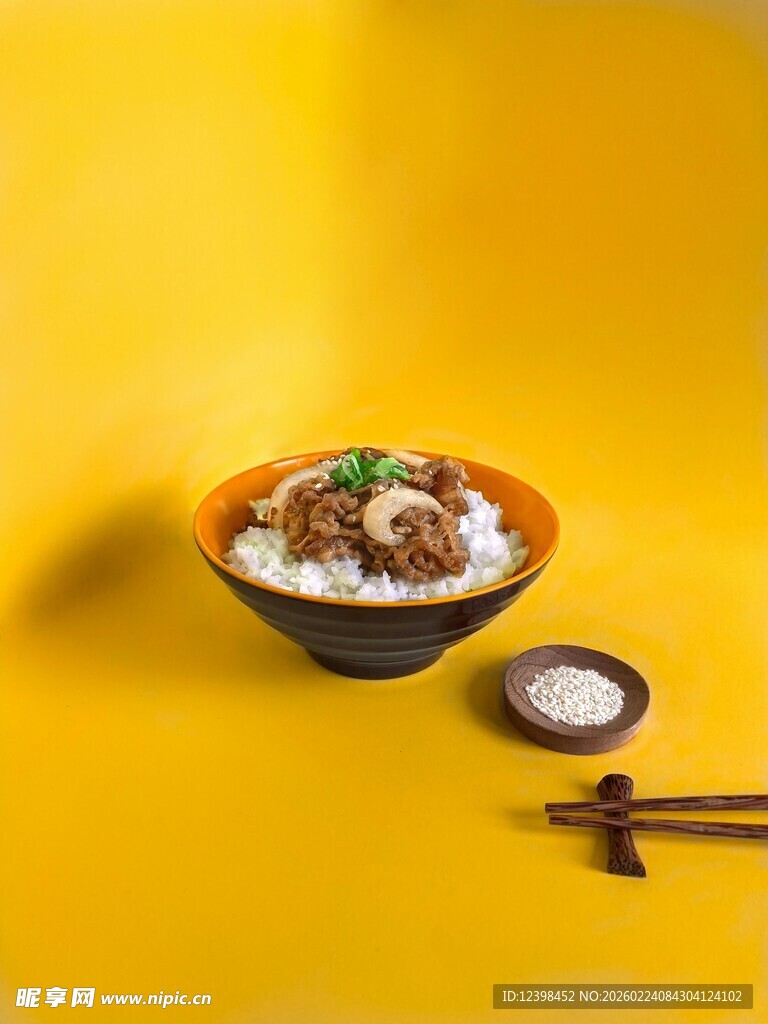 黄底上的美味中式餐食