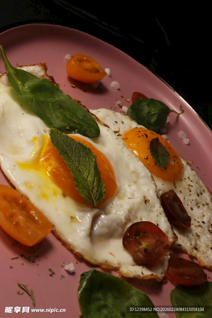 美味煎蛋配蔬菜摆盘