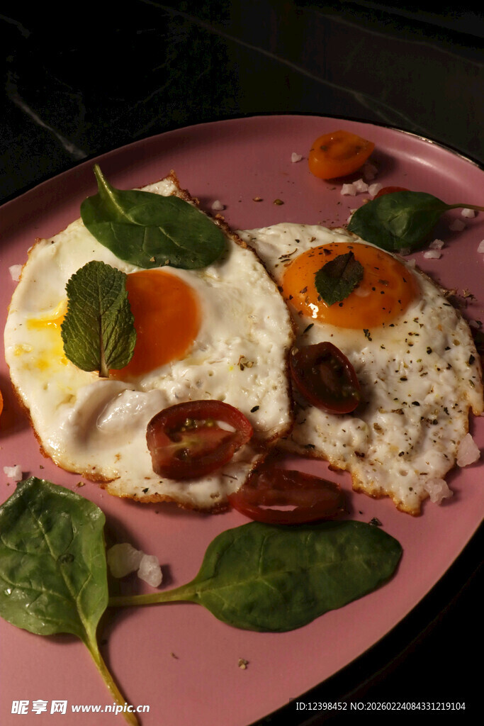 美味早餐煎蛋配蔬菜