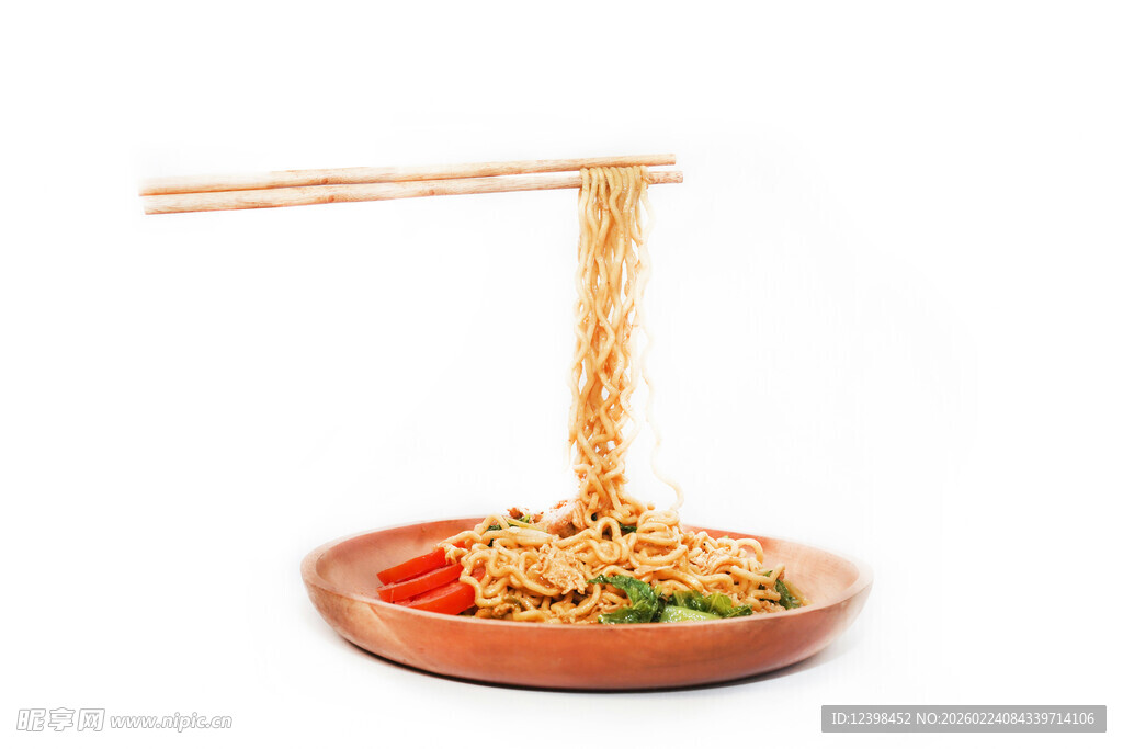 筷子夹起美味面条