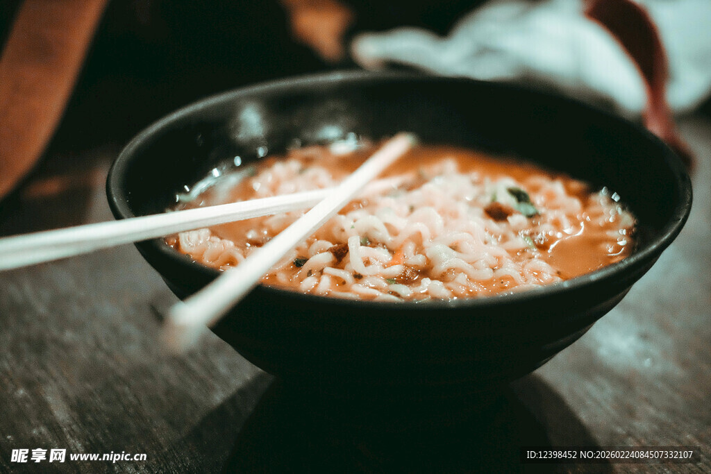 一碗热气腾腾的美味面条