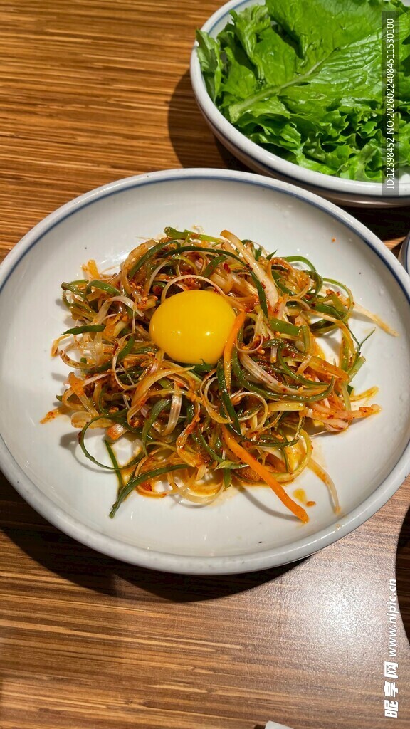 美味拌面配溏心蛋