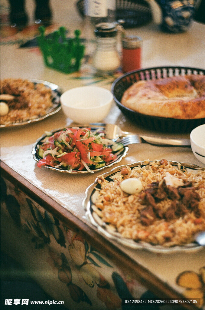 丰盛餐桌美食诱人