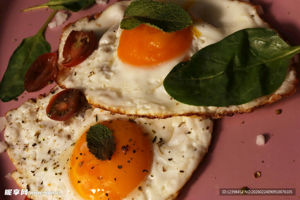 美味煎蛋配蔬菜