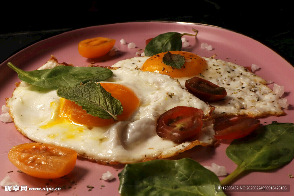 美味煎蛋配蔬菜早餐