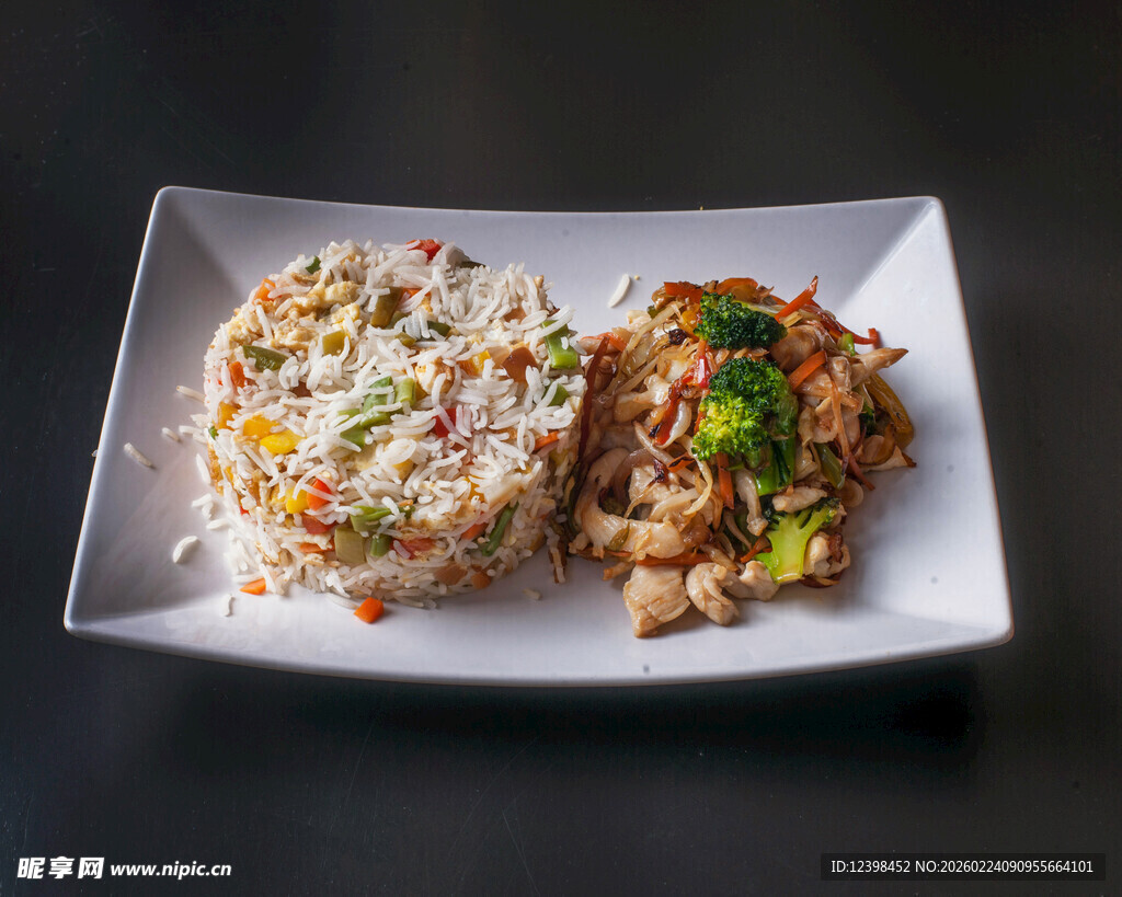 美味鸡肉炒饭摆盘精致